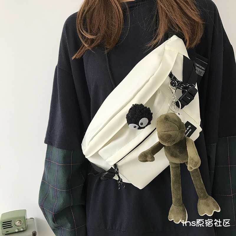 モンスターぬいぐるみ付きボディバッグ