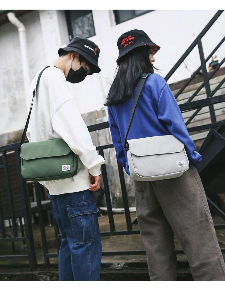 ボディバッグ　シンプル軽量おでかけボディバッグ