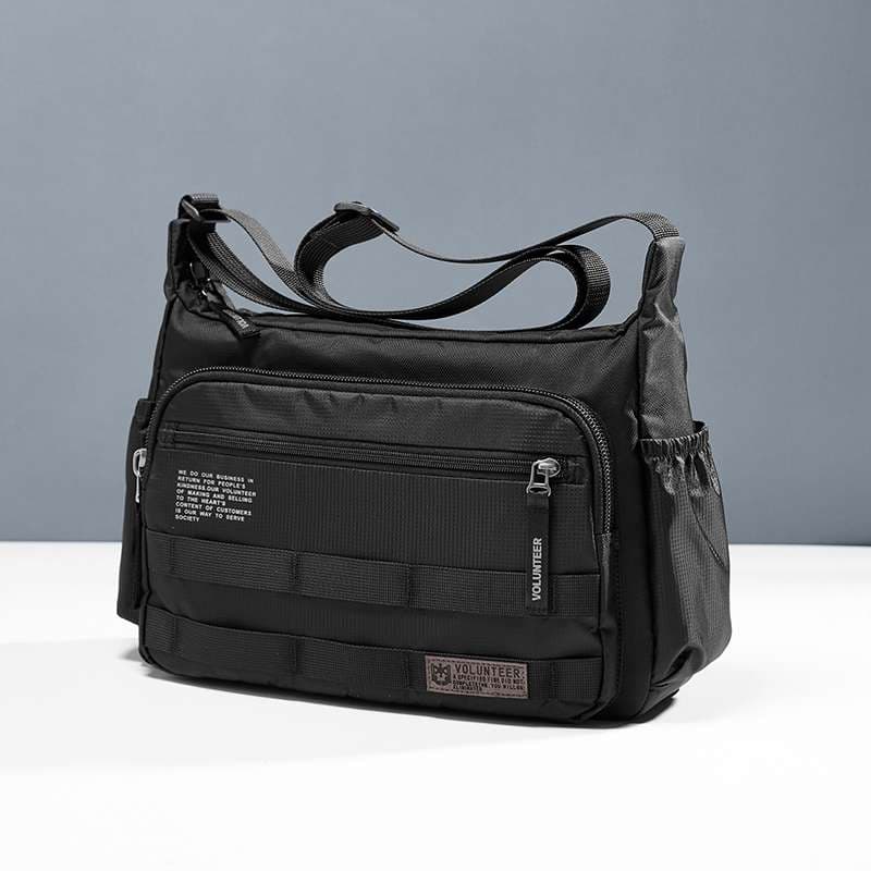 多機能実用的な斜め掛けボディバッグ