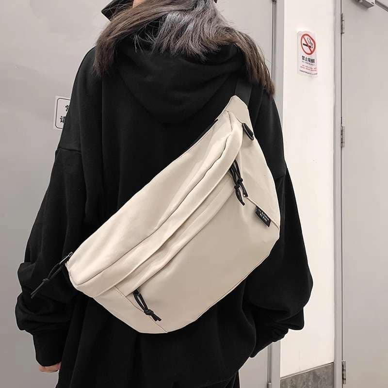 シンプル大容量ボディバッグ