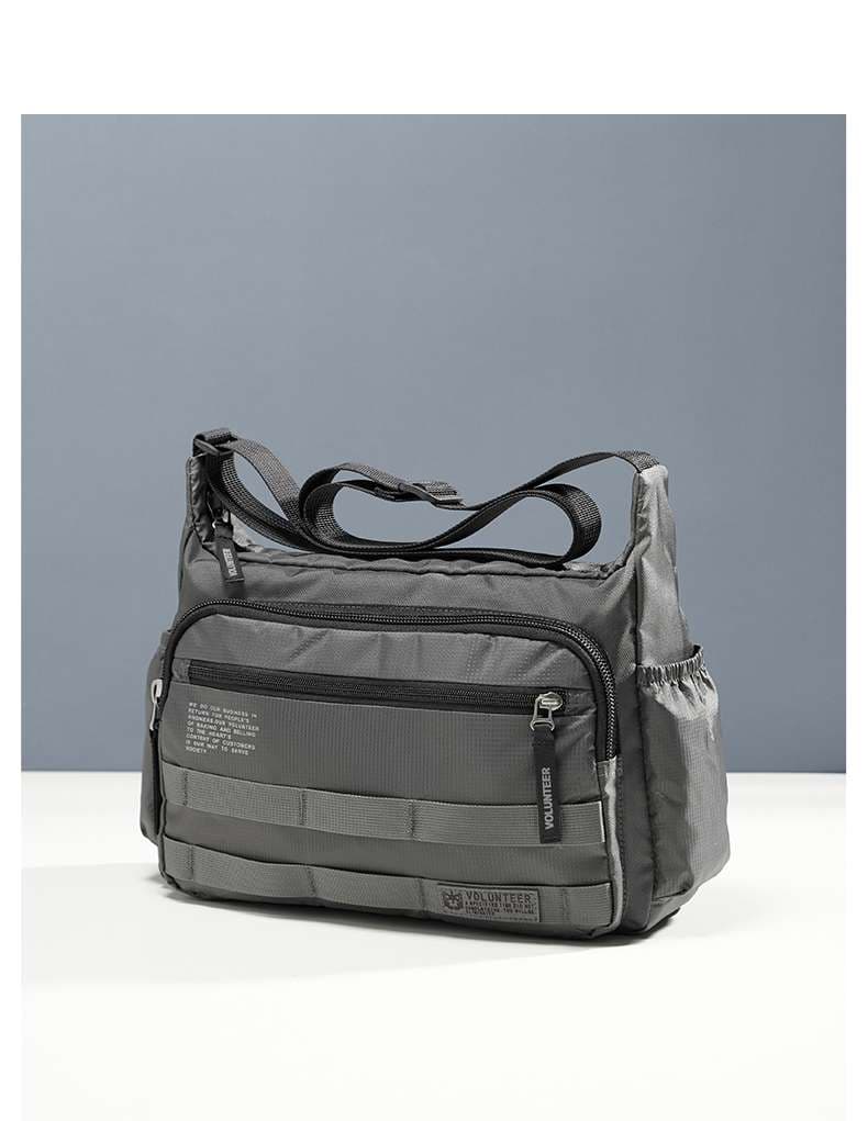 多機能実用的な斜め掛けボディバッグ