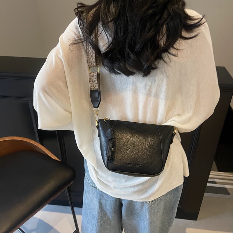シンプル斜めがけボディバッグ