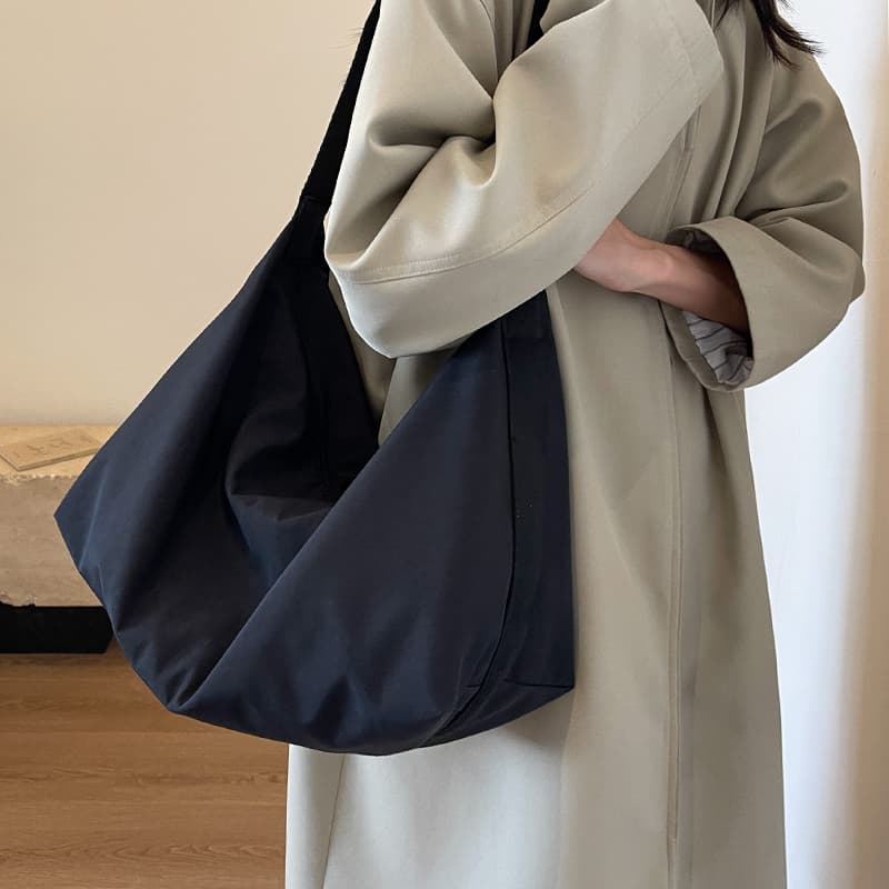 シンプル大容量ボディバッグ