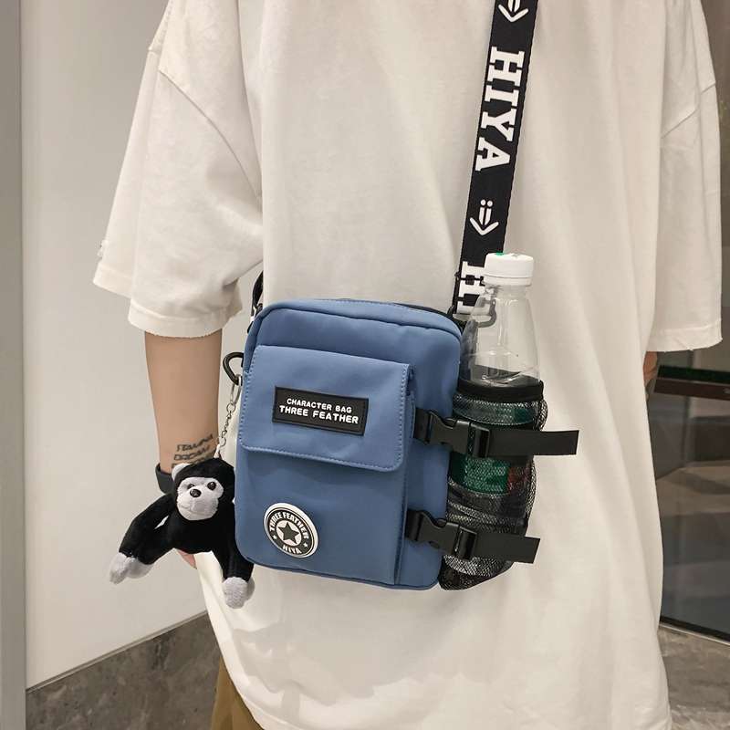 モンキーチャーム付きストリートボディバッグ