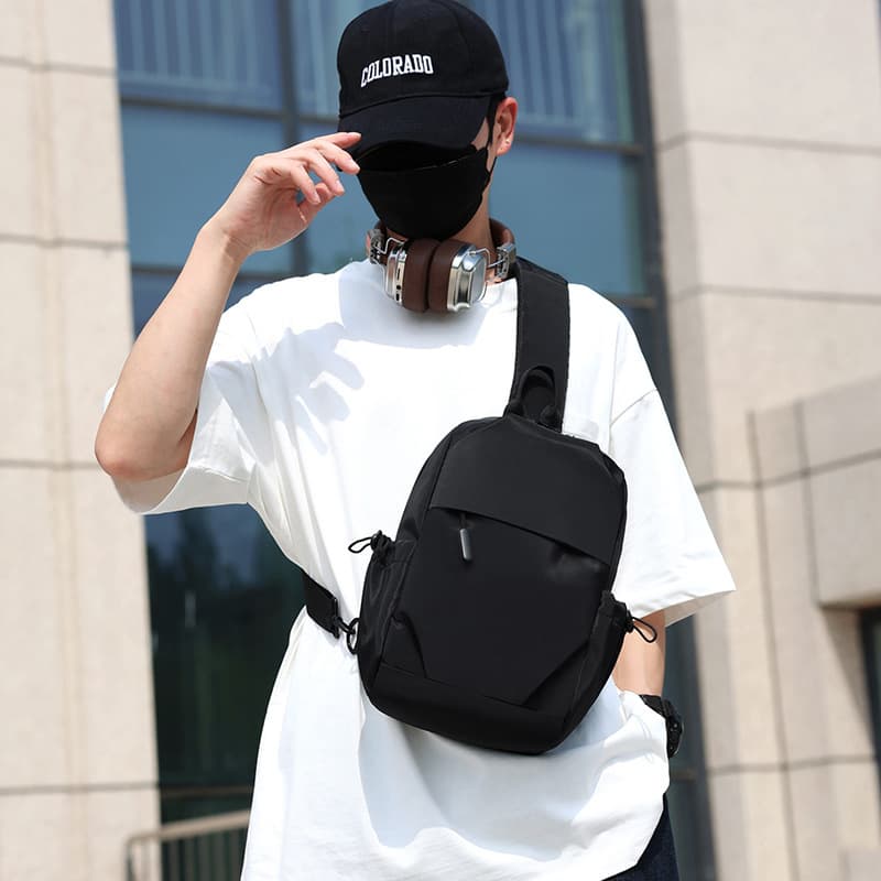 ボディバッグ 機能的クロスボディショルダーバッグ