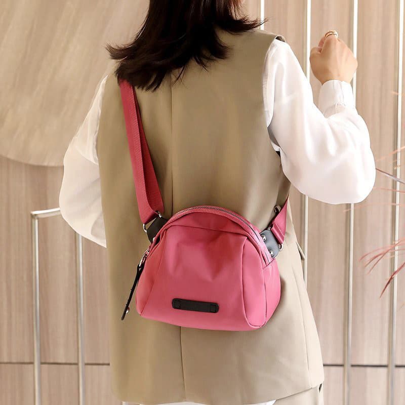女性用斜め掛けボディバッグ軽量ナイロン素材