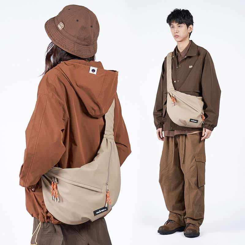 大容量シンプルボディバッグ