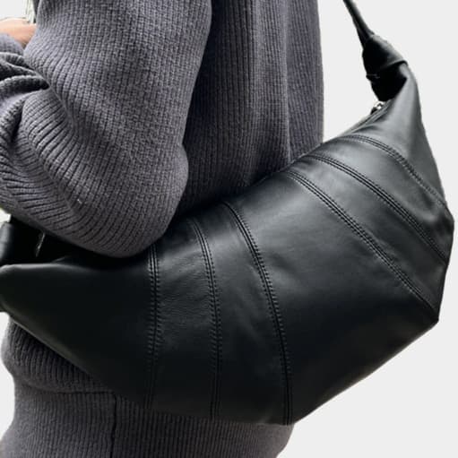 上質レザー三日月型ボディバッグ