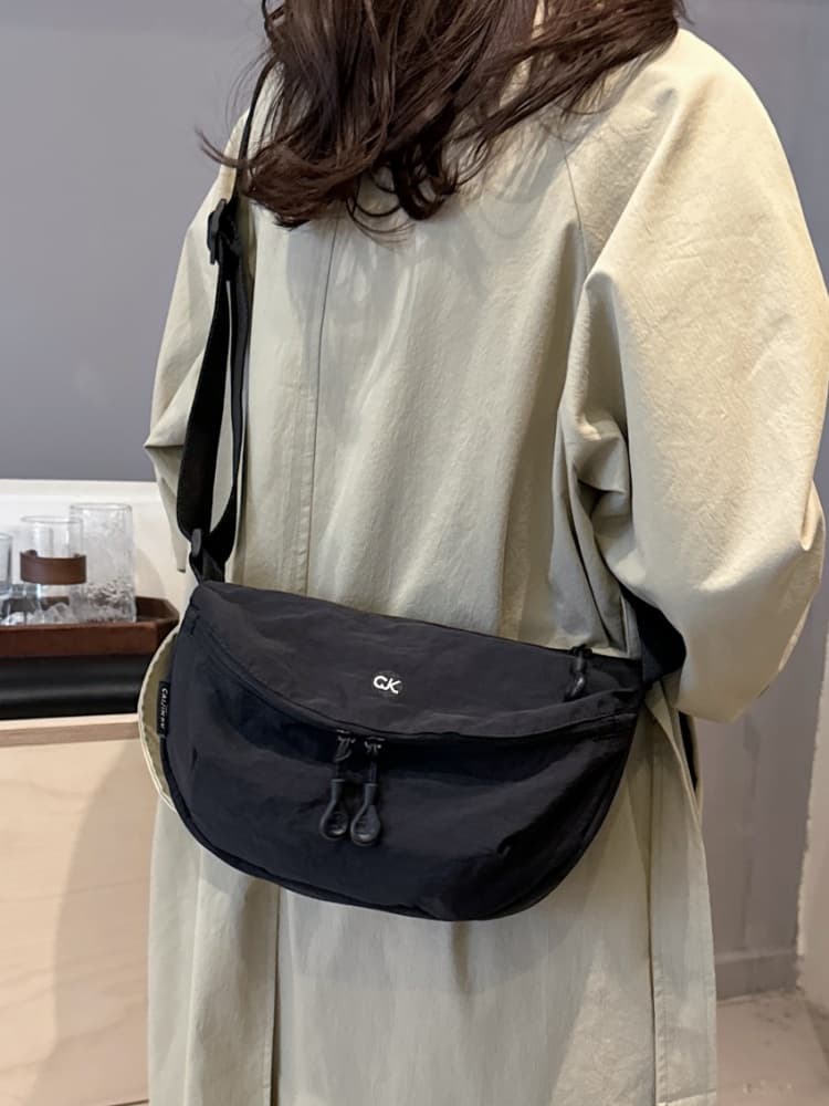 ボディバッグ シンプル半月形ワンショルダーバッグ