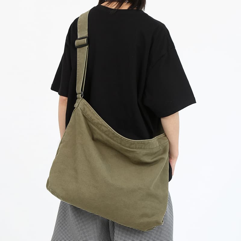 シンプル大容量斜めがけボディバッグ