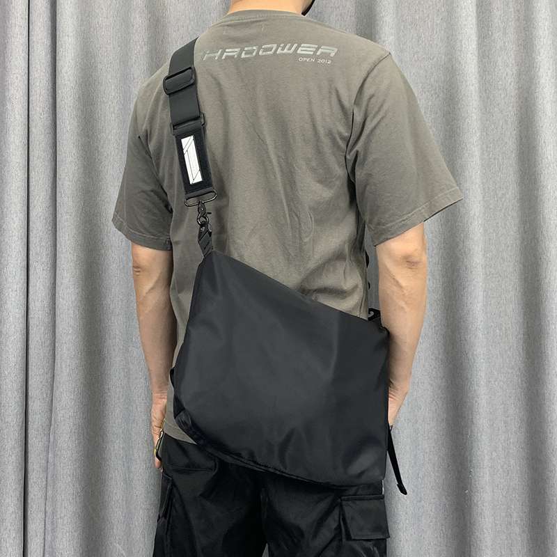 ボディバッグ スポーティー多機能ボディバッグ