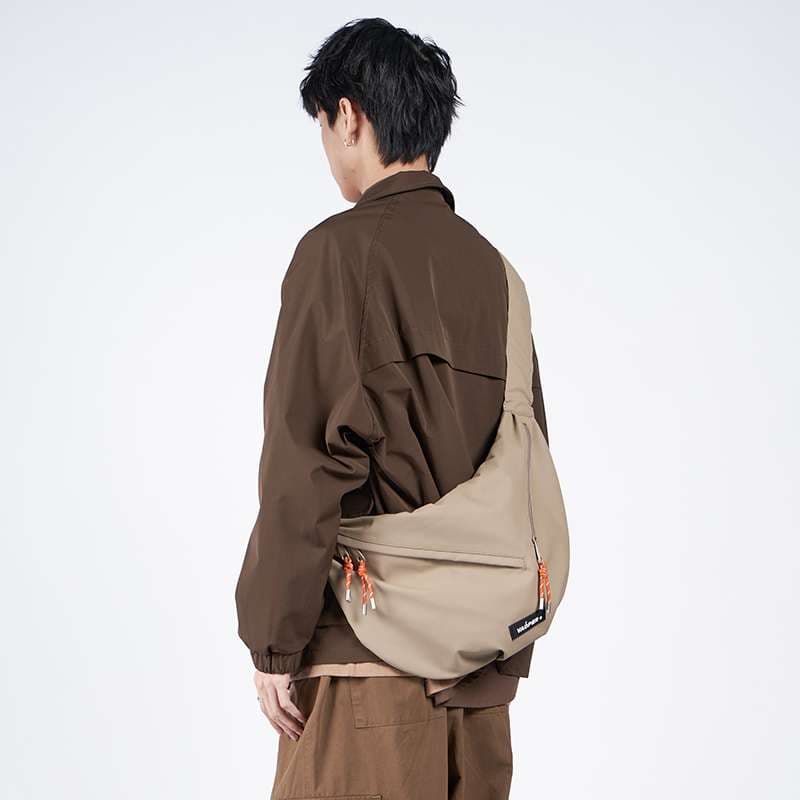大容量シンプルボディバッグ