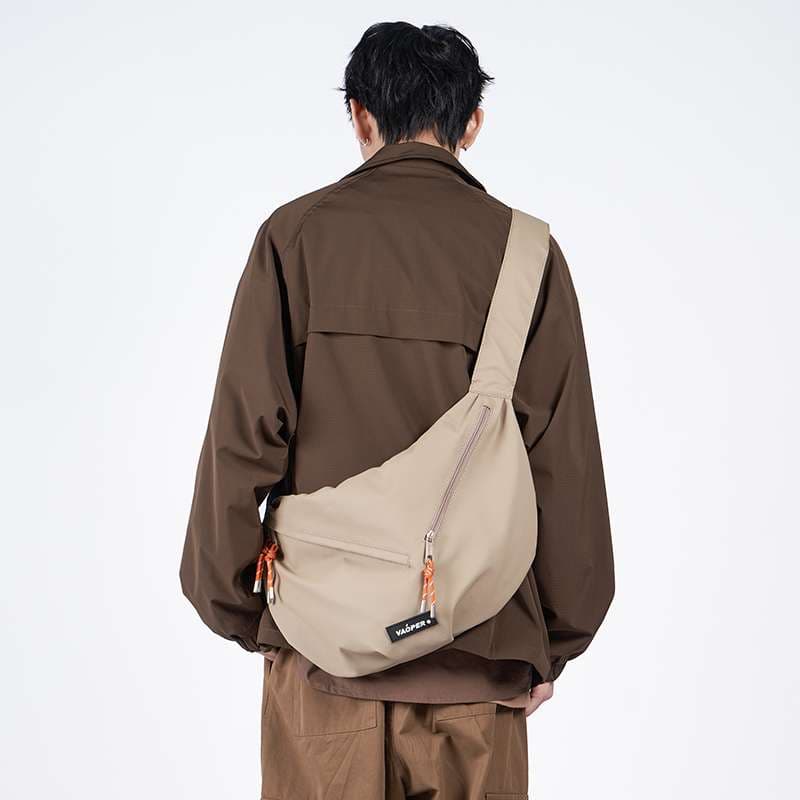 大容量シンプルボディバッグ