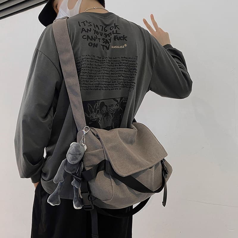 シンプル機能性ボディバッグ