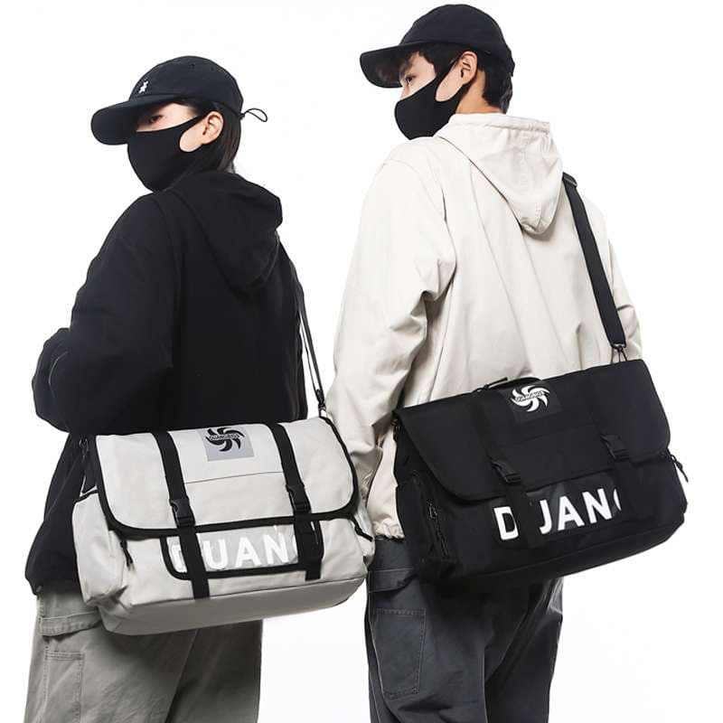 大容量メッセンジャーボディバッグ